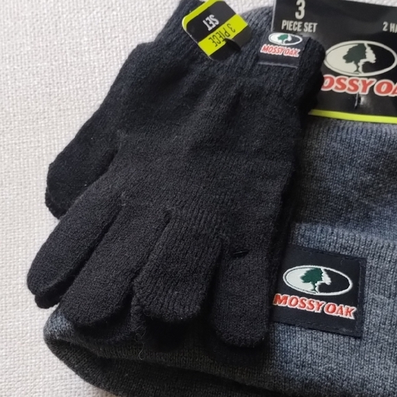 Mossy Oak Black and Gray Gloves and Beanie Set - Picture 6 of 6